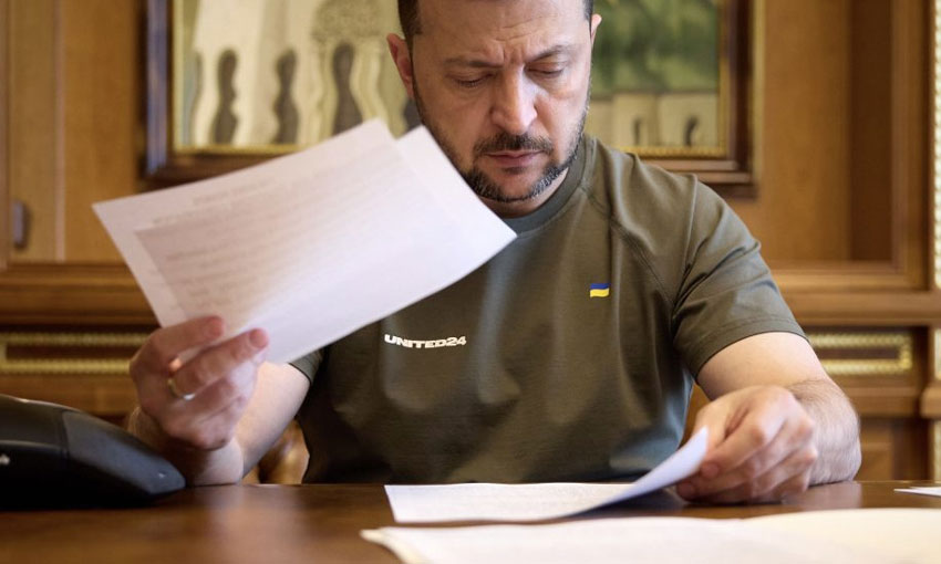 Зеленський підписав закон про 50% знижку на штрафи за порушення військового обліку